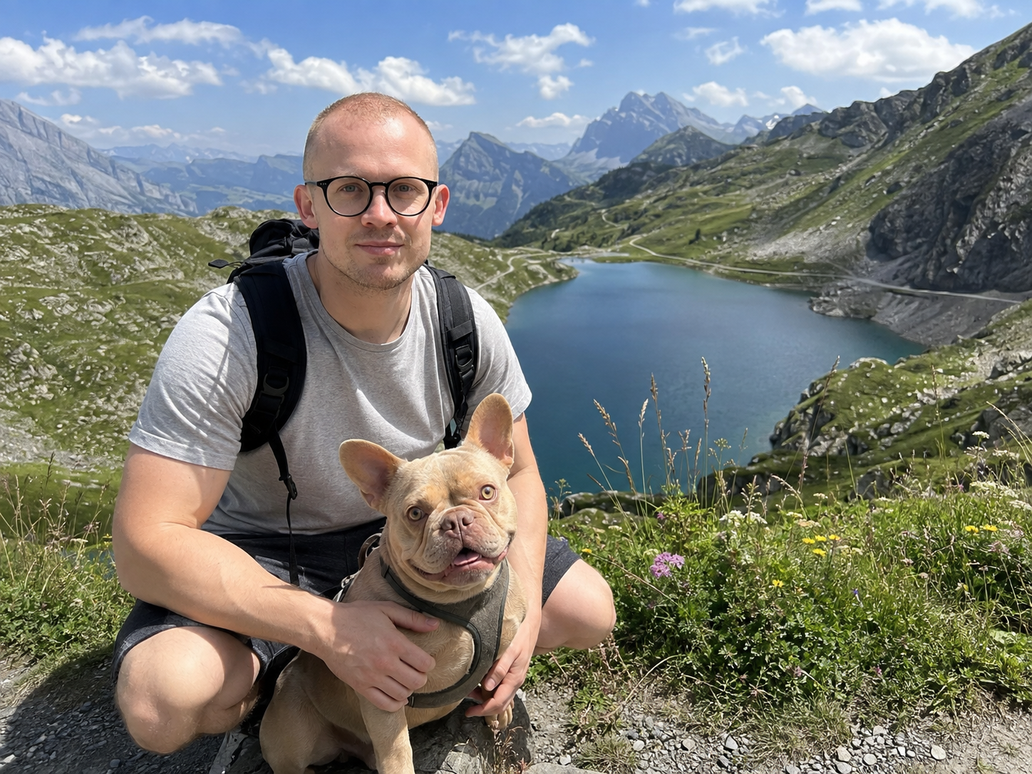 Maximilian Wolf mit Hund Vin beim Wandern in den Bergen – persönlicher Hundealltag hinter VinWin